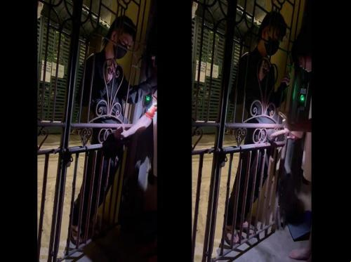 Uniknya, pemuda paling berani tahun ini berdiri di depan pintu gerbang kekasihnya, menunggunya membalikkan tangan