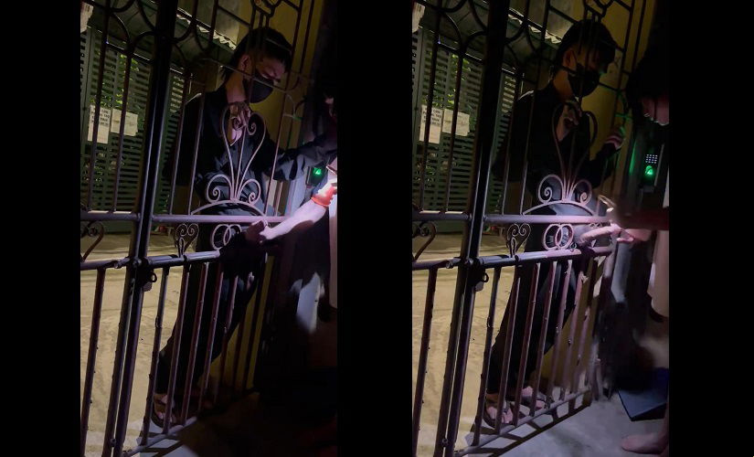 Uniknya, pemuda paling berani tahun ini berdiri di depan pintu gerbang kekasihnya, menunggunya membalikkan tangan
