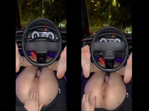 Uniknya biarkan saya merangkak di bawah kemudi dan bermain-main dengan kupu-kupu di tengah jalan