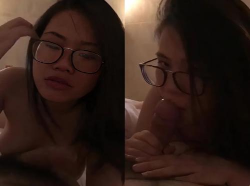 Siswa cabul berkacamata itu dengan lembut menghisap dan menghisap