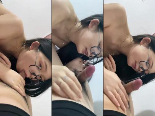 漂亮的戴眼鏡的情人吸吮狂喜