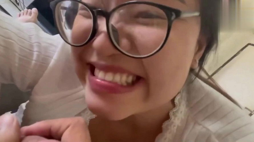 眼鏡美臀妹玩完舔她一滴精液都沒滴出來