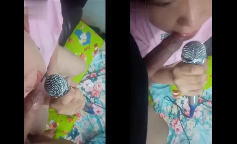 Cantando karaoke che suono 2 microfono