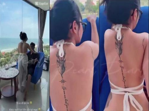 เล่นนักเรียนใกล้หน้าต่างระหว่างการเดินทางชายหาด