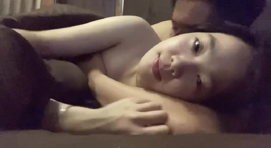 อารมณ์เบา ๆ ในอ้อมแขนของพี่น้องที่น่ารักตัวเองถ่ายภาพคลิปเป็นของที่ระลึก