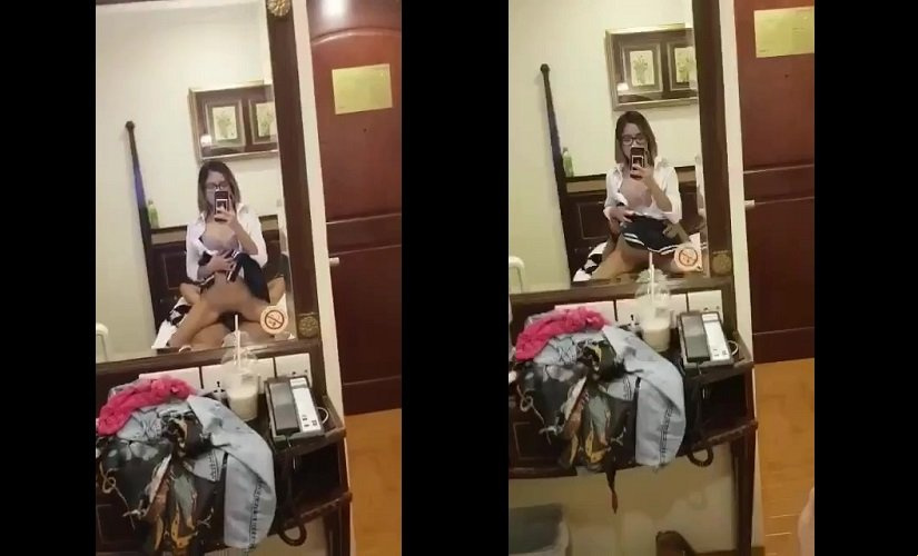 戴眼鏡的女孩打扮成女學生，在鏡子前拍攝自己騎馬的照片 - Viet69