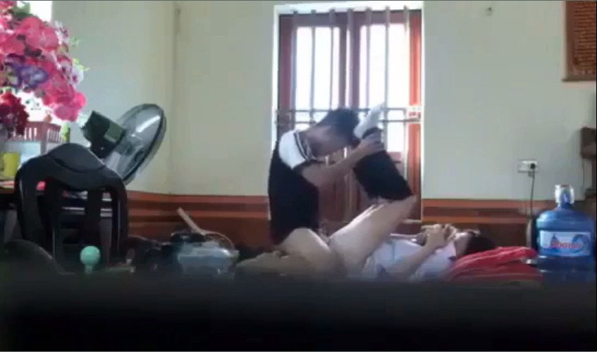 女學生躺著看手機，讓愛人探索 - Viet69