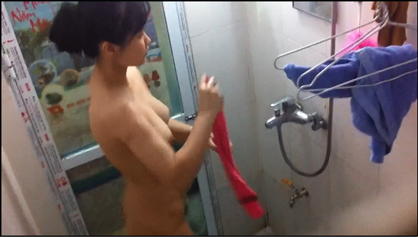 Filmare di nascosto lo studente del vicino mentre fa la doccia