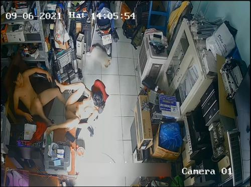 丈夫和妻子在電腦商店裡互相操