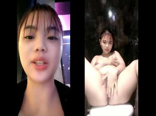 去酒吧和朋友出去玩卻偷偷去洗手間自慰 - Viet69