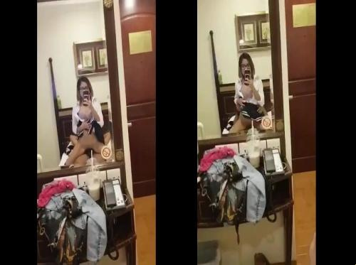 戴眼鏡的女孩打扮成女學生，在鏡子前拍攝自己騎馬的照片 - Viet69